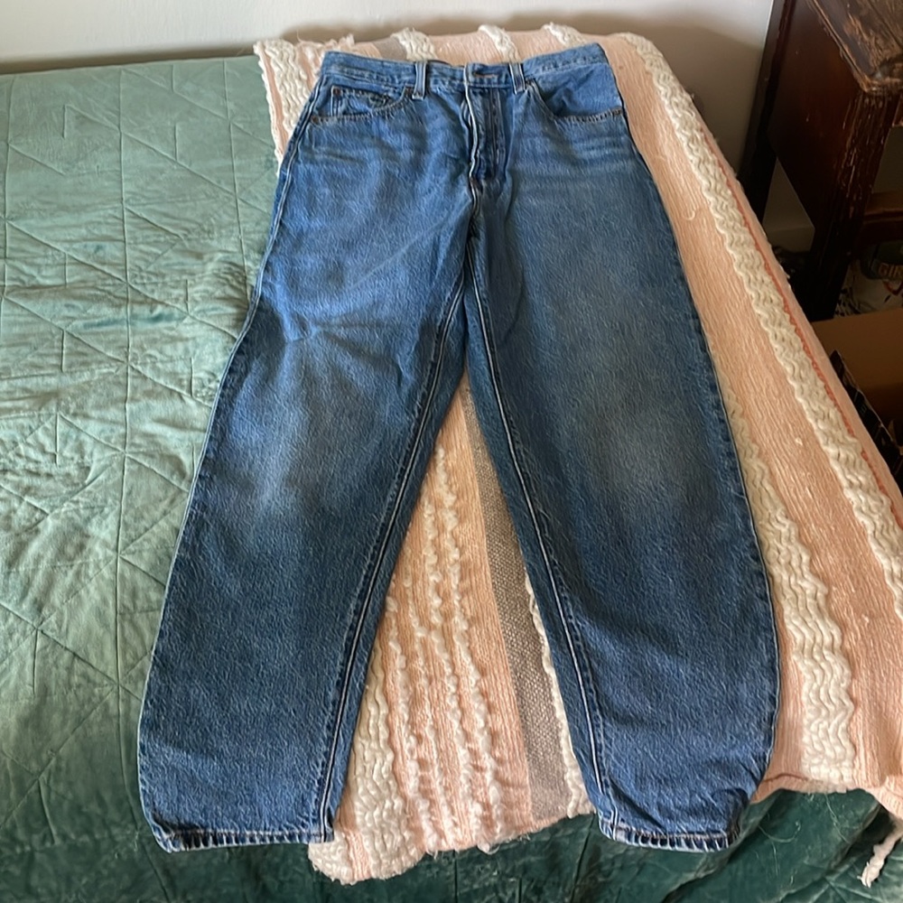 Levi’s size 27 in excellent condition-high loose taper fit.
